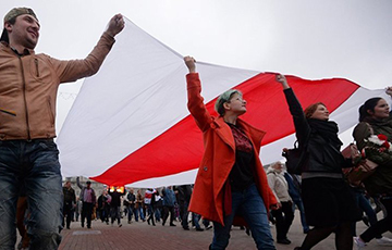 Фрунзенский район Минска вышел на марш под огромным национальным флагом