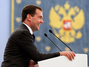 Медведев пообещал не накладывать "лапу на интернет"