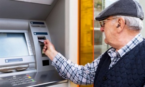 Банк Дабрабыт не будет брать с пенсионеров комиссию за снятие наличных в чужих банкоматах
