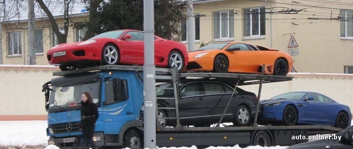 На улице в Минске заметили автовоз с дорогими суперкарами