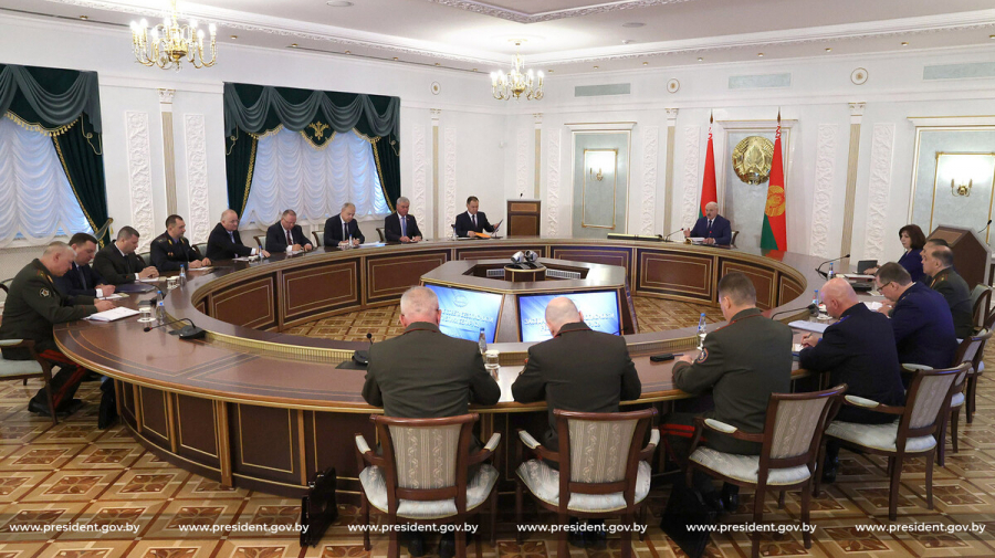 Лукашенко поручил разработать новое положение о Совбезе