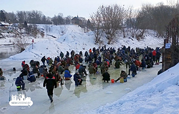 Фотофакт: Толпы «рыбаков» в Гродно судорожно таскают рыбу из-подо льда