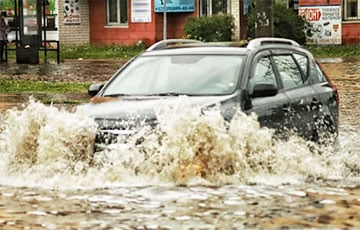 В Борисове ливень затопил дороги