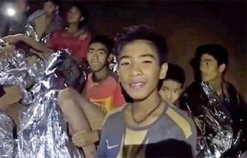 Фотофакт:  Как спасают детей из пещеры в Таиланде