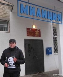 Активиста БХД задержали за фото с портретом Беляцкого