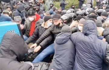 В Кишеневе фермеры третий день блокируют тракторами парламент
