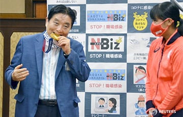 Японской чемпионке Олимпиады заменят золотую медаль, которую покусал мэр