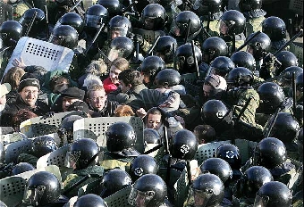 Полицейские ФРГ изучат опыт белорусского ОМОНа по разгону мирных демонстраций (Фото)