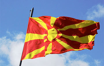 Жители Северной Македонии вышли на митинг в поддержку закона, который должен привести в ЕС