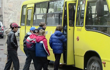 Дети из деревни под Гомелем вынуждены идти пешком из школы 3 километра