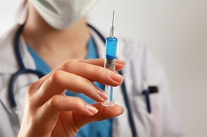 Минздрав будет делать бесплатные прививки российской вакциной
