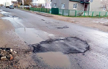 Видеофакт: Дороги в Беларуси после зимы