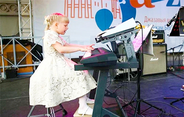 Семилетняя пианистка произвела фурор на открытии «Джазовых вечеров»