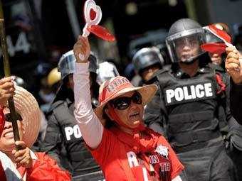 Оппозиция прорвалась на территорию парламента Таиланда