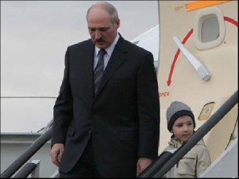 Белорусский диктатор  улетел в Китай