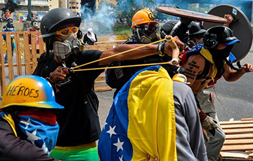 В Венесуэле протестующие сожгли статую Уго Чавеса