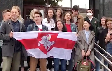 Студенты юрфака БГУ под бело-красно-белым флагом поют «Тры чарапахi»