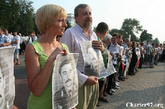 Минчане подписываются за Санникова (Фото)