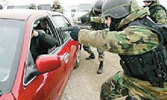 Нетрезвый украинец в гипсе и на костылях пытался угнать сразу два авто