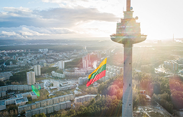На Вильнюсскую телебашню повесили огромный флаг