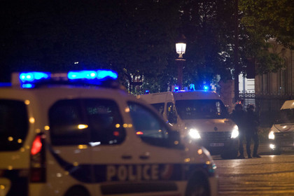Полиция провела обыск в пригороде Парижа в связи с нападением боевика