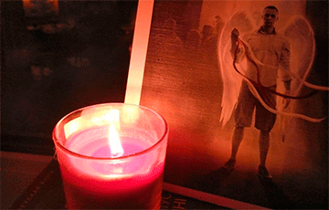 Минчане ставят свечи в память о Романе Бондаренко