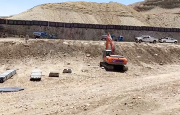 Видеофакт: Сторонники Трампа сами строят стену вдоль границы с Мексикой