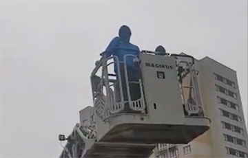Минчане — «тихарю», приехавшему снимать флаг: Маску сними