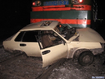 В Лидском районе легковой автомобиль столкнулся с грузовым поездом