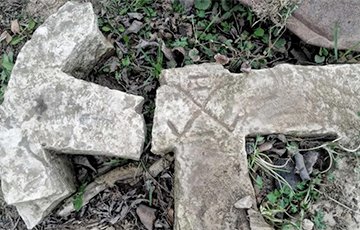 В Полоцке нашли древний каменный крест с рунами