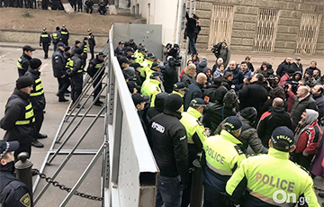 Под парламентом Грузии произошли столкновения с полицией