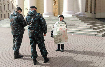 Видеофакт: Ежедневный пикет Нины Богинской у здания КГБ