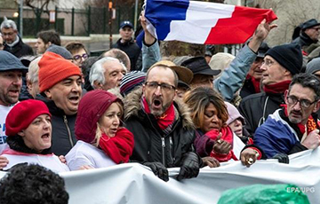 В Париже прошла акция «красных шарфов»