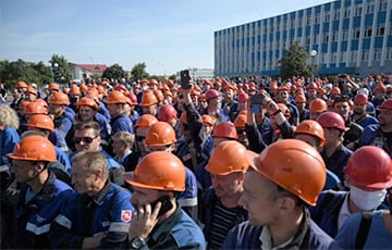 «Работники в робах шли через Гродно, вешали флаг на телевышку, остановился целый цех»