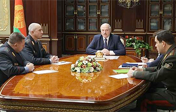 Лукашенко уволил Вакульчика и Барсукова в запас по возрасту