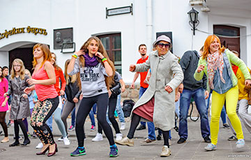 Флешмоб с бразильскими танцами прошел в центре Минска