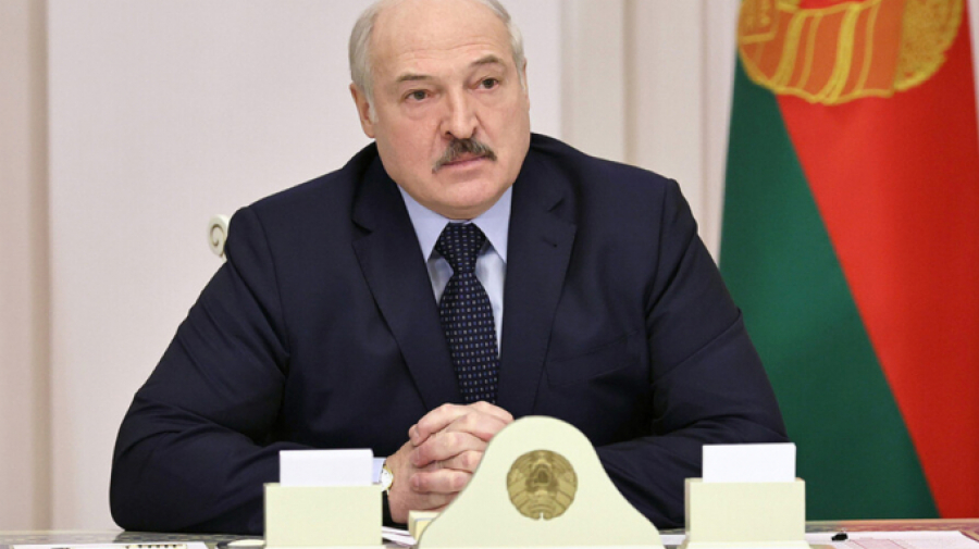 Лукашенко предложил чиновникам вылезать из-под плинтуса и начинать работать