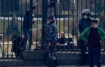 В парке парламента Армении заварили ворота перед оппозиционным митингом