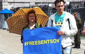 Перед посольством РФ в Киеве украинские актеры читали пьесу в поддержку Сенцова