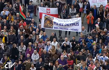 Видеофакт: На ватиканской площади Папа Франциск приветствовал Гомель