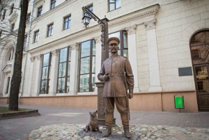 МВД обещает наказывать за «нездоровое внимание» к скульптуре минского городового