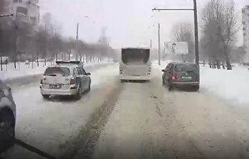 Видеофакт: Белорус на заснеженной дороге врезался в милицейскую машину
