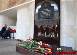 У входа на «Октябрьскую» открыли  памятный знак жертвам теракта (Фото)