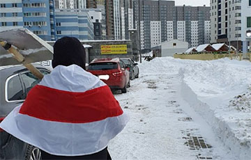 Минчане организуются и сами расчищают свои дворы от тонн снега