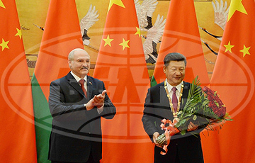 Лукашенко наградил Си Цзиньпина несуществующим «орденом»