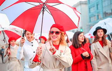 В Минске девушки устроили акцию с бело-красно-белыми зонтами