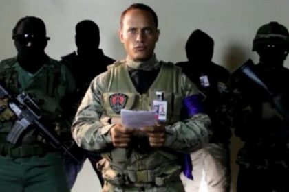 Атаковавший венесуэльский суд полицейский потребовал отставки Мадуро