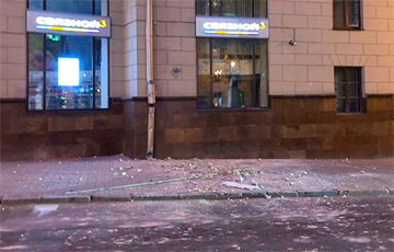 Фотофакт: В центре Минска возле памятника Дзержинскому обвалился кусок фасада здания