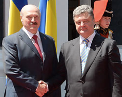 Порошенко просит у Лукашенко помощи