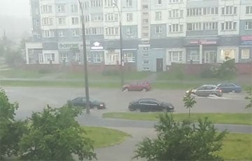 В Минске по улице Жиновича машины не едут, а плывут
